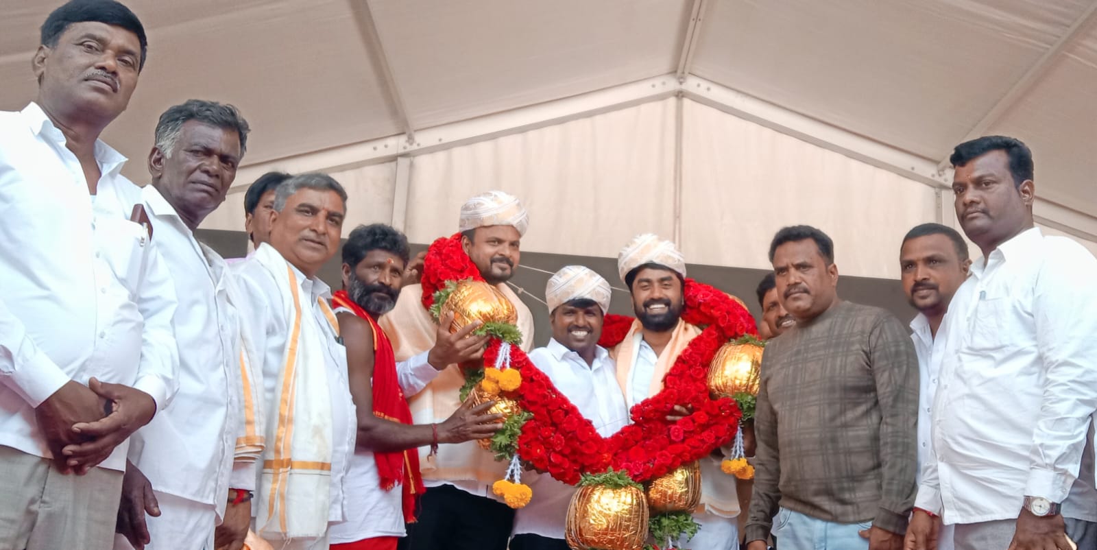 ಆದಿಶಕ್ತಿ ದಂಡಿ ಮಾರಮ್ಮನ ದೇವಾಲಯ ಅಭಿವೃದ್ಧಿಗೆ ಸಹಕಾರ ನೀಡಿದ ಮುಖಂಡರಿಗೆ ಗ್ರಾಮಸ್ಥರಿಂದ ಸನ್ಮಾನ