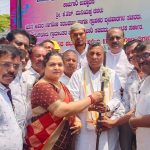 25 ಕೋಟಿ ವೆಚ್ಚದಲ್ಲಿ ವಿದ್ಯುತ್ ಕೇಬಲ್ ಅಳವಡಿಕೆ, 2 ಕೋಟಿ ವೆಚ್ಚದಲ್ಲಿ ರಸ್ತೆಗೆ ಡಾಂಬರೀಕರಣಕ್ಕೆ ಸಚಿವ ಕೆ ಎಚ್ ಮುನಿಯಪ್ಪ ಚಾಲನೆ 