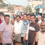 ಚಿಕ್ಕಯ್ಯನ ಛತ್ರ ಕೈಗಾರಿಕಾ ಪ್ರದೇಶದ ರಸ್ತೆಯಲ್ಲಿ  ವಾಹನ ಸಂಚಾರದಿಂದ ಧೂಳು: ಗ್ರಾಮಸ್ಥರ ಪ್ರತಿಭಟನೆ