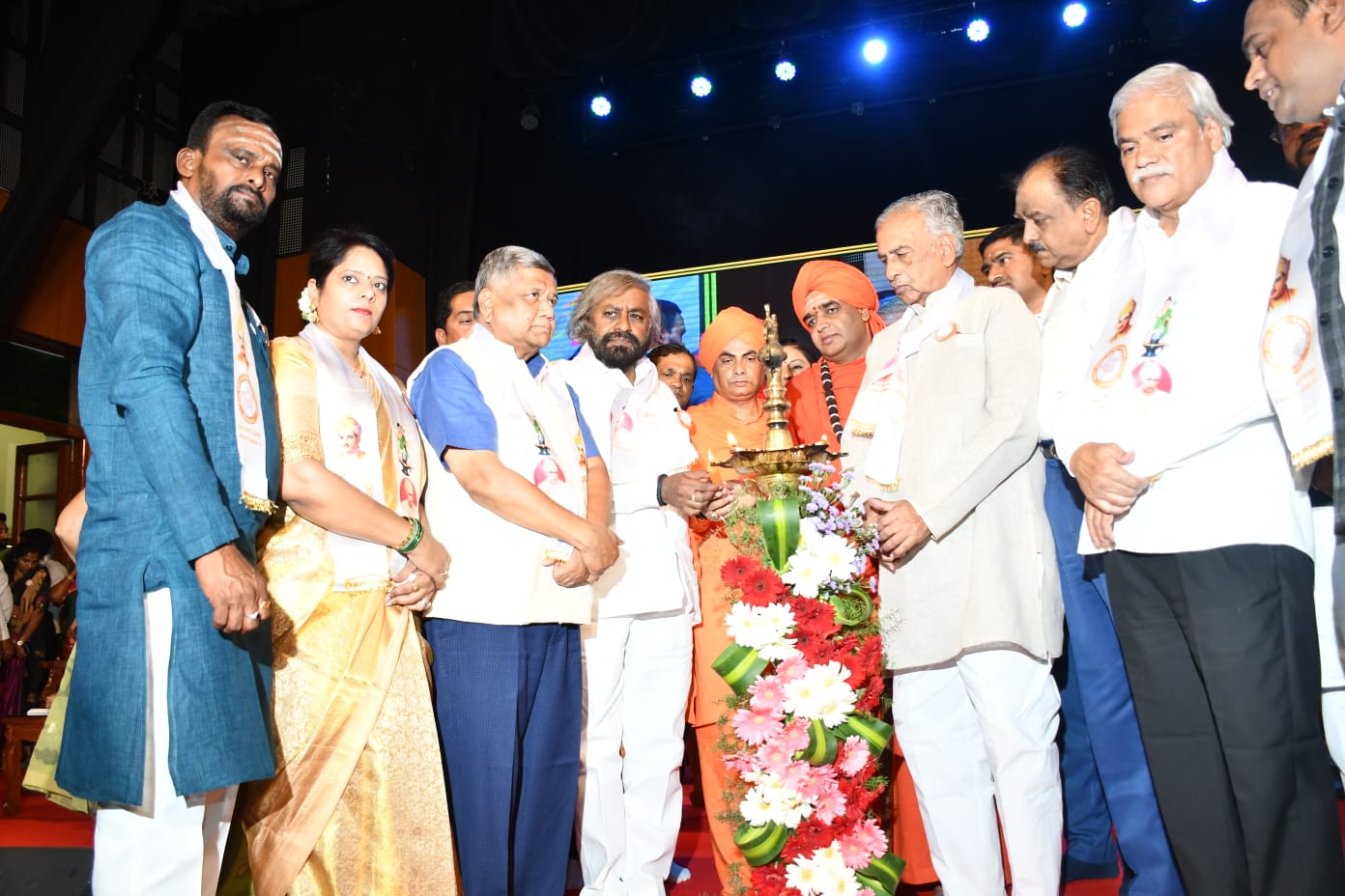 ಅಖಿಲ ಭಾರತ ವೀರಶೈವ ಲಿಂಗಾಯಿತ ಮಹಾಸಭಾ         ರಾಷ್ಟ್ರೀಯ ಮಹಿಳಾ ಮತ್ತು ಯುವ ವಿಭಾಗಗಳ ಪದಗ್ರಹಣ ಸಮಾರಂಭ