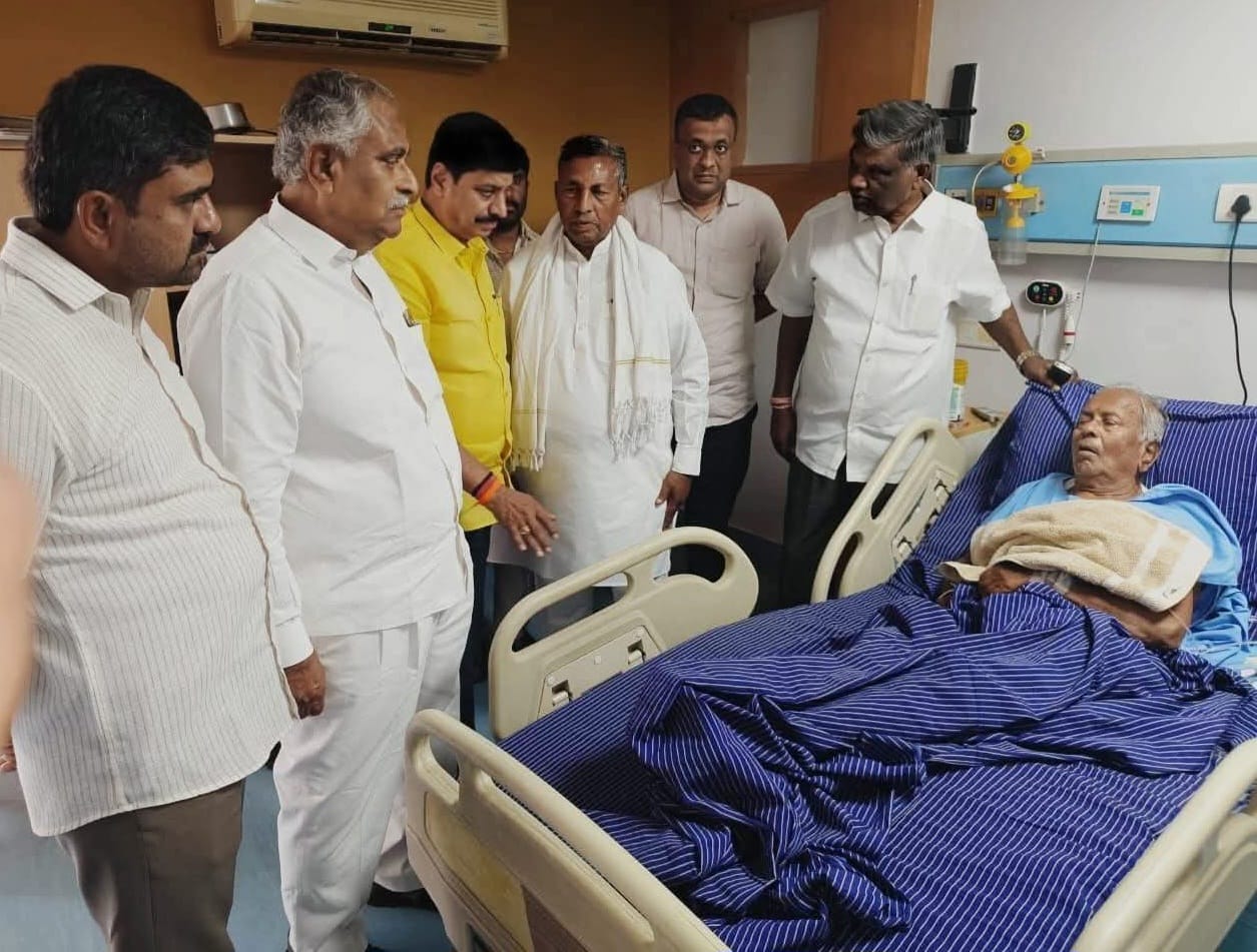ಮಾಜಿ ಸಚಿವ ವಿ.ಮುನಿಯಪ್ಪ ಆಸ್ಪತ್ರೆಗೆ ದಾಖಲು : ಆಸ್ಪತ್ರೆಗೆ ಭೇಟಿ ನೀಡಿ ಆರೋಗ್ಯ ವಿಚಾರಿಸಿದ ಸಚಿವ ಕೆ.ಹೆಚ್.ಮುನಿಯಪ್ಪ