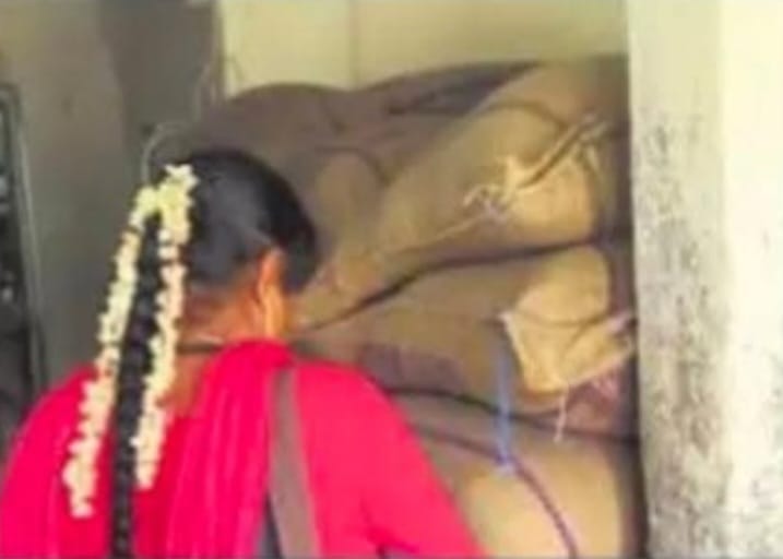 ಪಡಿತರ ಅಕ್ಕಿ ,ರಾಗಿ ಅಕ್ರಮ ದಾಸ್ತಾನು ಆಹಾರ ನಿರೀಕ್ಷಕಿಯಿಂದ ಪತ್ತೆ: ಕ್ರಮಕ್ಕೆ ತಹಶಿಲ್ದಾರ್ ಗೆ ವರದಿ