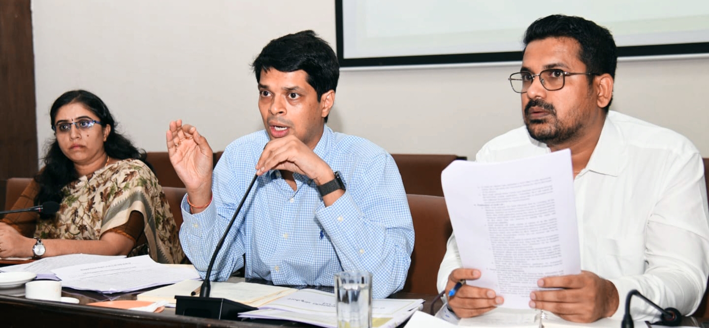 ಮತಪರಿಷ್ಕರಣೆ: ಜಿಲ್ಲಾಧಿಕಾರಿಗಳ ಸಭೆಯಲ್ಲಿ ಕಾಂಗ್ರೆಸ್, ಬಿಜೆಪಿ, ಜೆಡಿಎಸ್ ಜಟಾಪಟಿ
