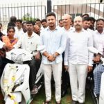 ದೈಹಿಕ ವಿಕಲಚೇತನರಿಗೆ ಯಂತ್ರಚಾಲಿತ ದ್ವಿಚಕ್ರ ವಾಹನಗಳನ್ನು ವಿತರಣೆ ಮಾಡಿದ ಶಾಸಕರು 