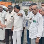 ವಾಹನ ಸಂಚಾರದಿಂದ ಧೂಳು ಬದಲಿ ಮಾರ್ಗದಲ್ಲಿ ವಾಹನ ಸಂಚಾರ ಮಾಡಿಸಲು ಕ್ರಮ ಕೈಗೊಳ್ಳುವಂತೆ ಹಿರಿಯ ಪೊಲೀಸ್ ಅಧಿಕಾರಿಗಳಿಗೆ ಗ್ರಾಮಸ್ಥರ ಮನವಿ
