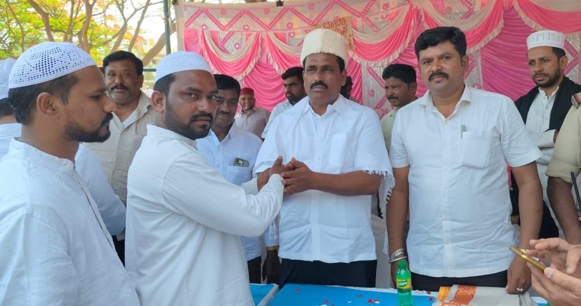 ಸಂಭ್ರಮದ ಬಕ್ರೀದ್ ಹಬ್ಬ ಆಚರಣೆಯಲ್ಲಿ ಪಾಲ್ಗೊಂಡು ಶುಭಕೋರಿದ ಶಾಸಕ ಬಿ ಎನ್ ರವಿಕುಮಾರ್ 