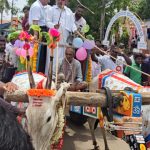 ಶಾಸಕ ಜಿ ಟಿ ದೇವೇಗೌಡರು ಎತ್ತಿನಗಾಡಿಯ ಮೂಲಕ ಶಾಲೆಗೆ ಬಂದು ವಿದ್ಯಾರ್ಥಿಗಳನ್ನು ಸ್ವಾಗತ ಕೋರಿದರು