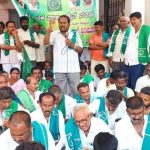 ರೈತ ಸಂಘದಿಂದ  ತಾಲ್ಲೂಕು ಕಛೇರಿ ಮುಂದೆ ಪ್ರತಿಭಟನೆ