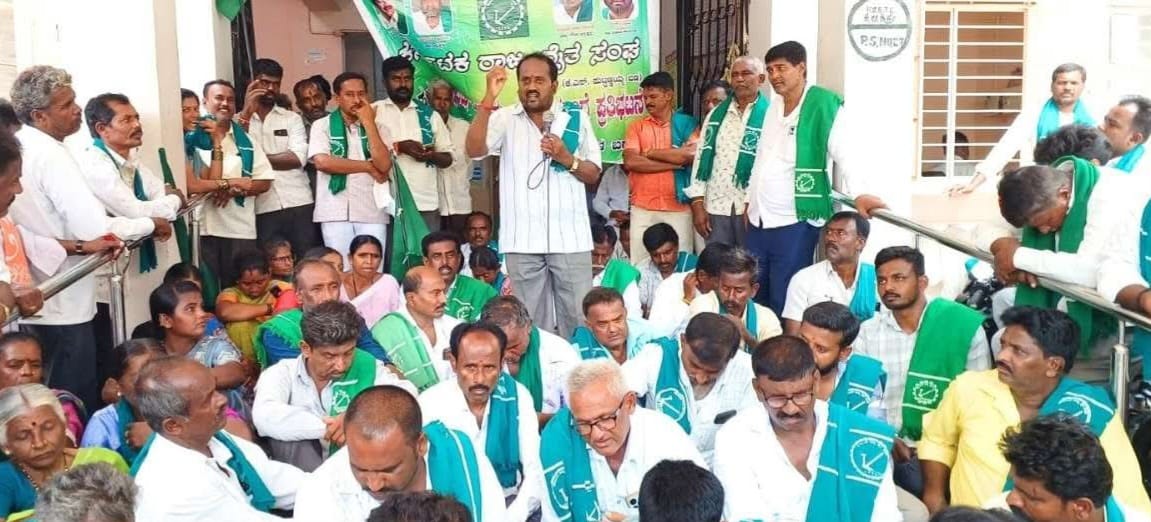 ರೈತ ಸಂಘದಿಂದ  ತಾಲ್ಲೂಕು ಕಛೇರಿ ಮುಂದೆ ಪ್ರತಿಭಟನೆ