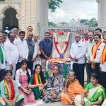 ನಾಡು ಕಂಡ ಶ್ರೇಷ್ಠ ಅರಸ ರಾಜರ್ಷಿ ನಾಲ್ವಡಿ ಕೃಷ್ಣರಾಜ ಒಡೆಯರ್ ಜಯಂತಿ ಅಂಗವಾಗಿ ಕರ್ನಾಟಕ ಸೇನಾ ಪಡೆ ವತಿಯಿಂದ ಪ್ರವಾಸಿಗರಿಗೆ ಮೈಸೂರ್ ಪಾಕ್ ವಿತರಣೆ