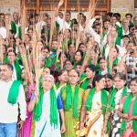 ಎರಡನೇ ದಿನಕ್ಕೆ ಕಾಲಿಟ್ಟ ರೈತ ಸಂಘದ ಕಾರ್ಯಕರ್ತರ ಪ್ರತಿಭಟನೆ…! ಪೊರಕೆ ಚಳುವಳಿ ಮೂಲಕ ಎಚ್ಚರಿಕೆ…!
