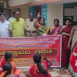 ಇಸ್ಕಾನ್ ಗೆ ಸರ್ಕಾರಿ ಶಾಲೆಗಳಲ್ಲಿ ಬಿಸಿಯೂಟ ಪೂರೈಸಲು ಅವಕಾಶ ನೀಡಿರುವುದರ ವಿರುದ್ಧ ಬಿಸಿಯೂಟ ನೌಕರರಿಂದ ತಾಲ್ಲೂಕು ಪಂಚಾಯಿತಿ ಎದುರು ಪ್ರತಿಭಟನೆ !