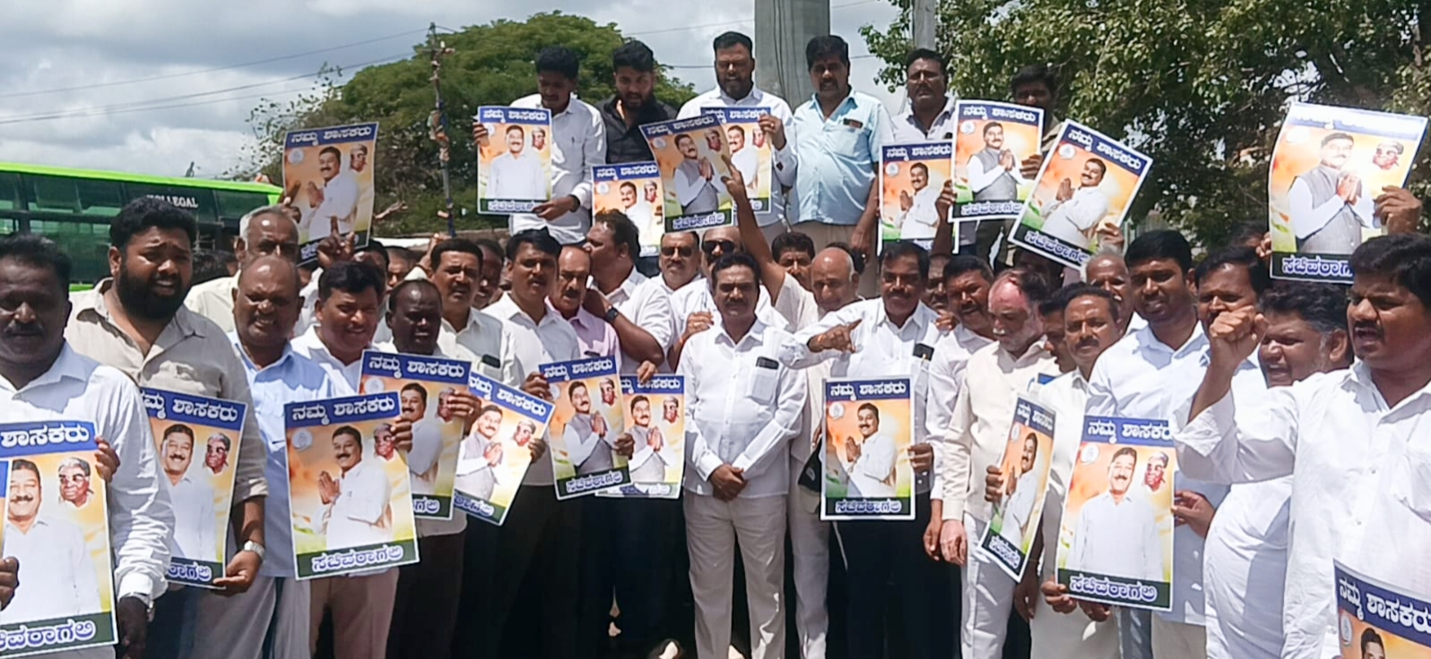 ಶಾಸಕ ಆರ್ ಕೃಷ್ಣಮೂರ್ತಿ ಅವರಿಗೆ ಸಚಿವ ಸ್ಥಾನಕ್ಕೆ ಆಗ್ರಹಿಸಿ ಕಾಂಗ್ರೆಸ್ ಕಾರ್ಯಕರ್ತರಿಂದ ಪ್ರತಿಭಟನೆ