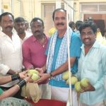 ರೋಗಿಗಳಿಗೆ ಮಾವಿನಹಣ್ಣು, ಬ್ರೆಡ್ ಮತ್ತು ಹಾಲು ವಿತರಣೆ ಮಾಡಿದ  ಪೂಲಕುಂಟಲಹಳ್ಳಿ ರಘುನಾಥರೆಡ್ಡಿ 