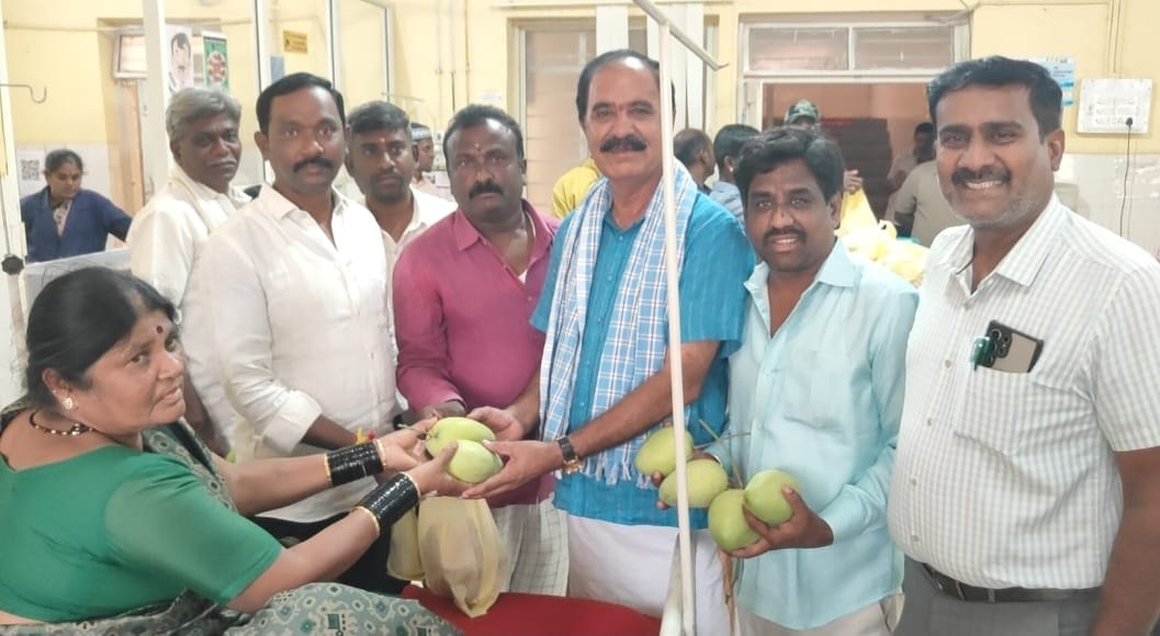 ರೋಗಿಗಳಿಗೆ ಮಾವಿನಹಣ್ಣು, ಬ್ರೆಡ್ ಮತ್ತು ಹಾಲು ವಿತರಣೆ ಮಾಡಿದ  ಪೂಲಕುಂಟಲಹಳ್ಳಿ ರಘುನಾಥರೆಡ್ಡಿ 