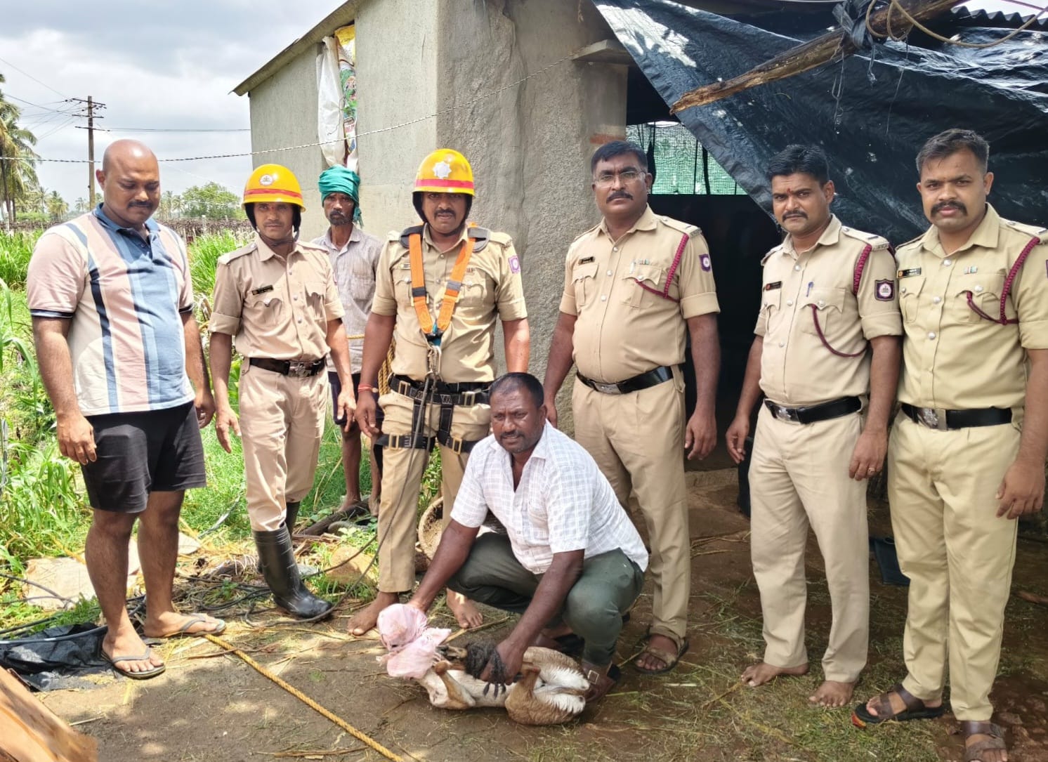 ಅಗ್ನಿಶಾಮಕ ಸಿಬ್ಬಂದಿಯ ಕಾರ್ಯಾಚರಣೆ:  ಪಾಳುಬಾವಿಗೆ ಬಿದ್ದಿದ್ದ ಜಿಂಕೆ ರಕ್ಷಣೆ