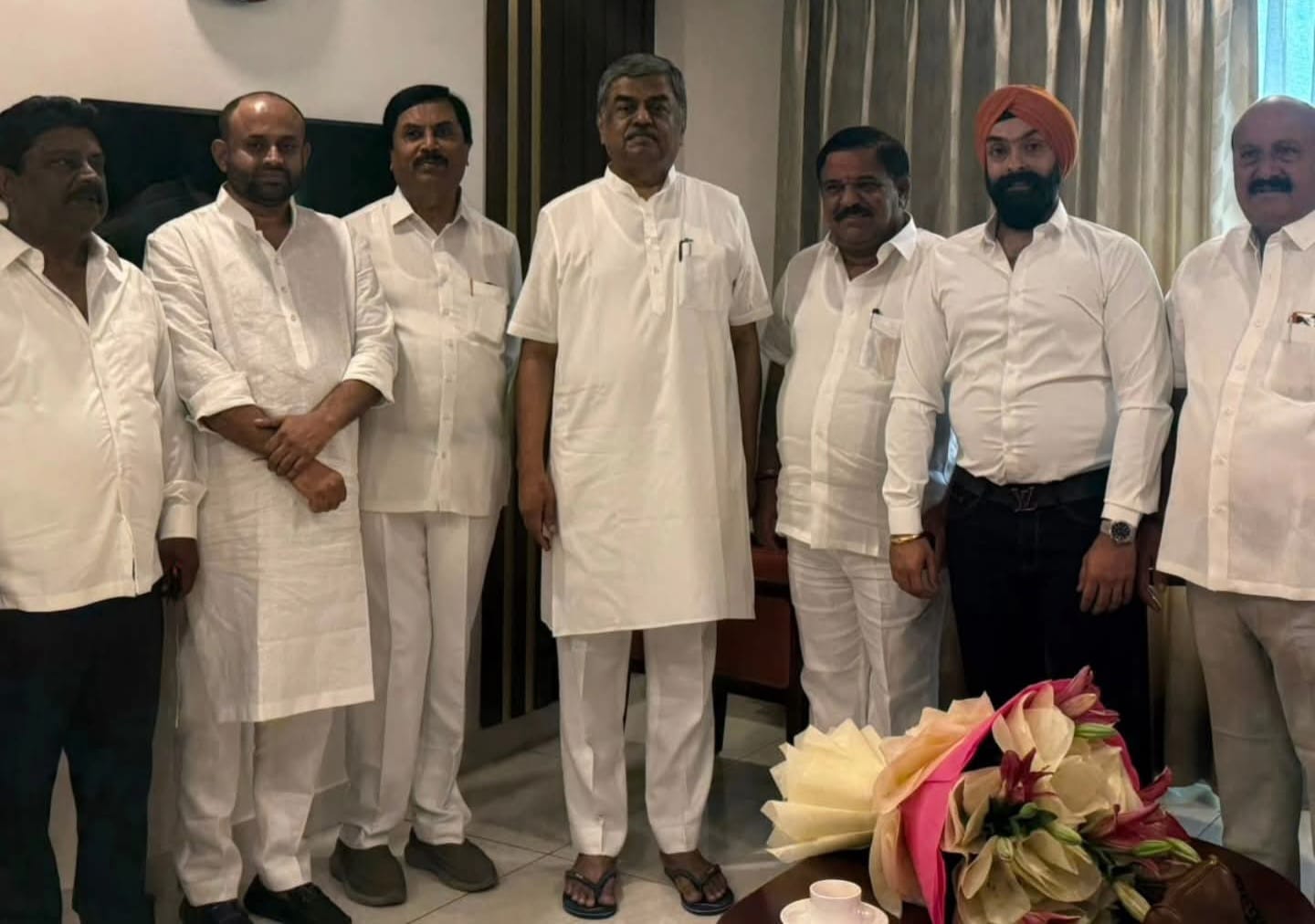 ಕೆಪಿಸಿಸಿ ನೂತನ ಅಧ್ಯಕ್ಷ ಬಿ.ಕೆ. ಹರಿಪ್ರಸಾದ್ ಅವರನ್ನು  ಅಭಿನಂದಿಸಿದ ಬಿ.ವಿ.ರಾಜೀವ್‌ಗೌಡ 