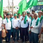 KIADB ಬೆಂಗಳೂರು ಕಚೇರಿಯ ಬಳಿ ರೈತ ಮುಖಂಡರನ್ನು  ವಶಕ್ಕೆ ಪಡೆದ ಪೊಲೀಸರು: ರೈತ ಸಂಘ ಹಾಗು ರೈತರು ರಸ್ತೆಗಿಳಿದು ಪ್ರತಿಭಟನೆ