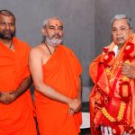 ಮಾಜಿ ಮುಖ್ಯಮಂತ್ರಿ ಸಿದ್ದರಾಮಯ್ಯ ಅವರನ್ನು  ಸನ್ಮಾನಿಸಿದ  ಶ್ರೀ ನಿರಂಜನಾನಂದ ಪುರಿ ಸ್ವಾಮೀಜಿ
