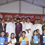 ರಕ್ಷಾ ಫೌಂಡೇಷನ್ ನಿಂದ ಶಾಲೆಯ ಮಕ್ಕಳಿಗೆ 2 ಲಕ್ಷ ಉಚಿತ ನೋಟ್ ಪುಸ್ತಕ, ವಿದ್ಯಾರ್ಥಿ ವೇತನ, ಲ್ಯಾಪ್ ಟಾಪ್ ವಿತರಣೆ 