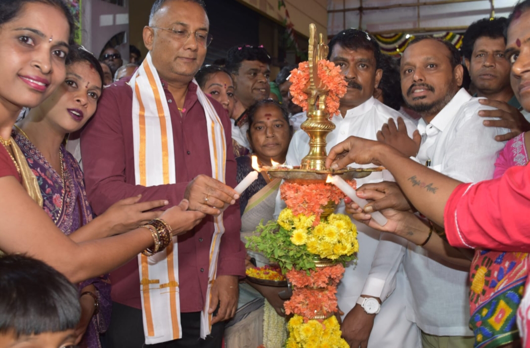 ಅಕ್ಕಿಪೇಟೆ ಮುಖ್ಯರಸ್ತೆಯ ನೂತನ ಕಾಂಕ್ರೀಟ್ ರಸ್ತೆ ಉದ್ಘಾಟನೆ: ಅಭಿವೃದ್ಧಿ ಕಾಮಗಾರಿಗಳಿಗೆ ದಿನೇಶ್ ಗುಂಡೂರಾವ್ ಚಾಲನೆ