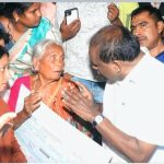 ಇತ್ತೀಚೆಗೆ ಒಂದೇ ಕುಟುಂಬದ ಮೂವರು ಆತ್ಮಹತ್ಯೆ ಮಾಡಿಕೊಂಡ ಹಿನ್ನೆಲೆಯಲ್ಲಿ ಗ್ರಾಮಕ್ಕೆ ಮಾಜಿ ಮುಖ್ಯಮಂತ್ರಿ ಕೇಂದ್ರ ಸಚಿವ ಹೆಚ್.ಡಿ. ಕುಮಾರಸ್ವಾಮಿ ಭೇಟಿ: ಕುಟುಂಬಸ್ಥರಿಗೆ ಸಾಂತ್ವನ ಹೇಳಿ 5 ಲಕ್ಷ ರೂ. ಪರಿಹಾರ ನೀಡಿದ ಕುಮಾರಸ್ವಾಮಿ