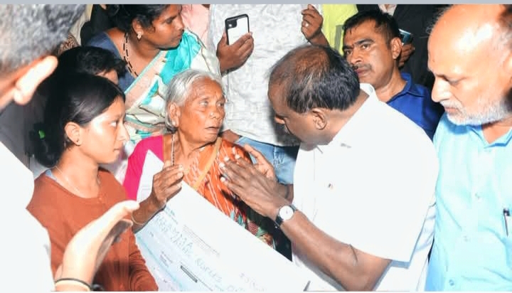 ಇತ್ತೀಚೆಗೆ ಒಂದೇ ಕುಟುಂಬದ ಮೂವರು ಆತ್ಮಹತ್ಯೆ ಮಾಡಿಕೊಂಡ ಹಿನ್ನೆಲೆಯಲ್ಲಿ ಗ್ರಾಮಕ್ಕೆ ಮಾಜಿ ಮುಖ್ಯಮಂತ್ರಿ ಕೇಂದ್ರ ಸಚಿವ ಹೆಚ್.ಡಿ. ಕುಮಾರಸ್ವಾಮಿ ಭೇಟಿ: ಕುಟುಂಬಸ್ಥರಿಗೆ ಸಾಂತ್ವನ ಹೇಳಿ 5 ಲಕ್ಷ ರೂ. ಪರಿಹಾರ ನೀಡಿದ ಕುಮಾರಸ್ವಾಮಿ