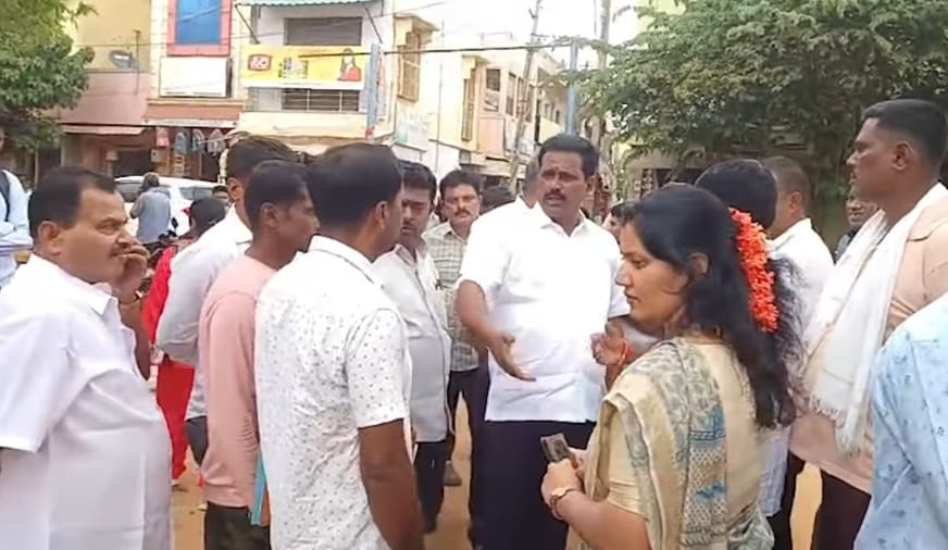 ನಗರದ ವಾಸವಿ ರಸ್ತೆಯ ಕಾಮಗಾರಿ ವಿಳಂಬಕ್ಕೆ ಬೇಸರ, ಶೀಘ್ರವಾಗಿ ಮುಗಿಸಿ : ಶಾಸಕ ಬಿ.ಎನ್.ರವಿಕುಮಾ‌ರ್ 