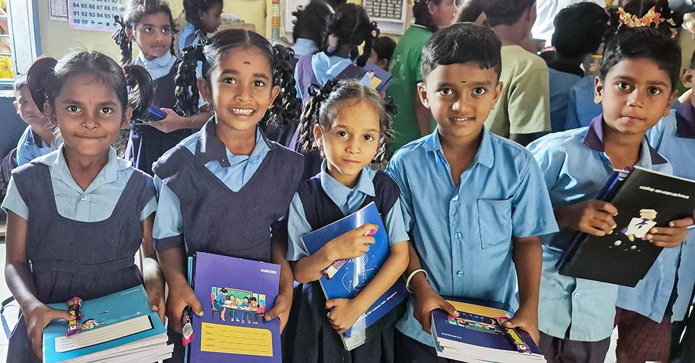ಕರ್ನಾಟಕದಾದ್ಯಂತ 2 ಲಕ್ಷಕ್ಕೂ ಹೆಚ್ಚು ವಿದ್ಯಾರ್ಥಿಗಳನ್ನು ತಲುಪಿದ ಸ್ಯಾಮ್‌ಸಂಗ್ ಆರ್ & ಡಿ ಇನ್‌ಸ್ಟಿಟ್ಯೂಟ್ ಇಂಡಿಯಾ–ಬೆಂಗಳೂರು (SRI-B) ನೋಟ್‌ಬುಕ್ ವಿತರಣಾ ಅಭಿಯಾನ
