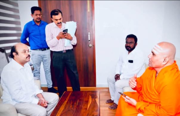 ಸಚಿವ ಡಾ ಯತೀಂದ್ರ ಸಿದ್ದರಾಮಯ್ಯ ಅವರನ್ನು ಭೇಟಿಯಾದ ಭಗೀರಥ ಪೀಠದ ಶ್ರೀಗಳು