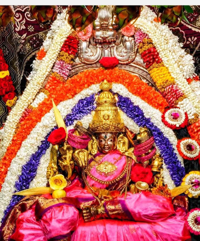 ಎರಡನೇ ಆಷಾಢ ಶುಕ್ರವಾರವು ಚಾಮುಂಡಿ ಬೆಟ್ಟಕ್ಕೆ ಹರಿದು ಬಂದ ಭಕ್ತ ಸಾಗರ ಚಾಮುಂಡಿ ದೇವಿಗೆ ಪೂಜೆ ಸಲ್ಲಿಸಿದ ಸಂಸದ ಸುನಿಲ್ ಬೋಸ್