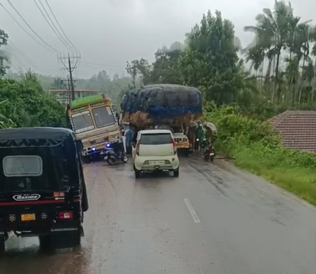 ಕೆಟ್ಟು ನಿಂತ ಎರಡು ಲಾರಿಗಳು :ಸಾಲುಗಟ್ಟಿ ನಿಂತು ವಾಹನಗಳು 