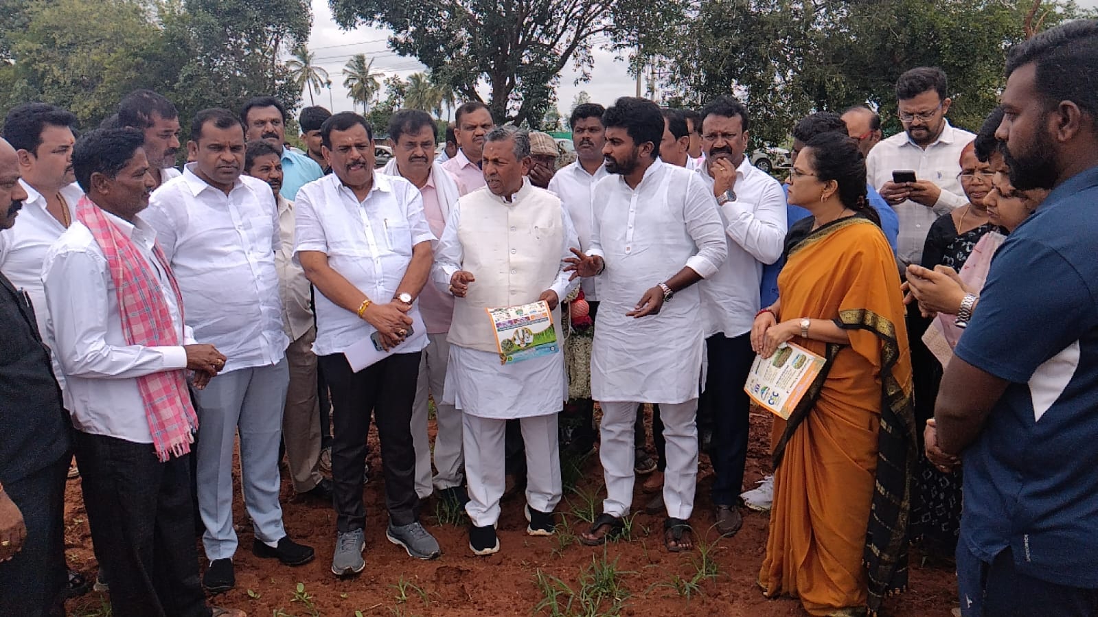 ದೊಡ್ಡಬಳ್ಳಾಪುರದಲ್ಲಿ ಬರ ಅಧ್ಯಯನ ನಡೆಸಿದ ಸಚಿವ ಕೆ.ಹೆಚ್ ಮುನಿಯಪ್ಪ