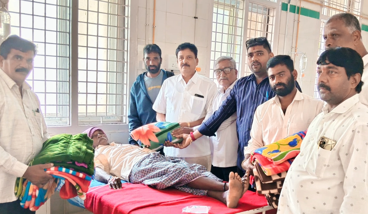 ಮೈಸೂರಿನ ಕೆ ಆರ್ ಆಸ್ಪತ್ರೆಯಲ್ಲಿ ರೋಗಿಗಳಿಗೆ ಓದಿಕೆ ವಿತರಿಸುವ ಮೂಲಕ ಮಾಜಿ ಸಿಎಂ ಸಿದ್ದರಾಮಯ್ಯ ನವರ ಹುಟ್ಟುಹಬ್ಬ ಆಚರಣೆ 