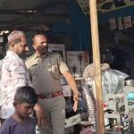 ಪುಟ್ ಪಾತ್ ಒತ್ತವರಿ ತೆರವುಗೊಳಿಸಲು ಅಂಗಡಿ ಮಾಲಿಕರಿಗೆ ನಗರಠಾಣೆ ಪಿಎಸ್ಐ ಸೂಚನೆ