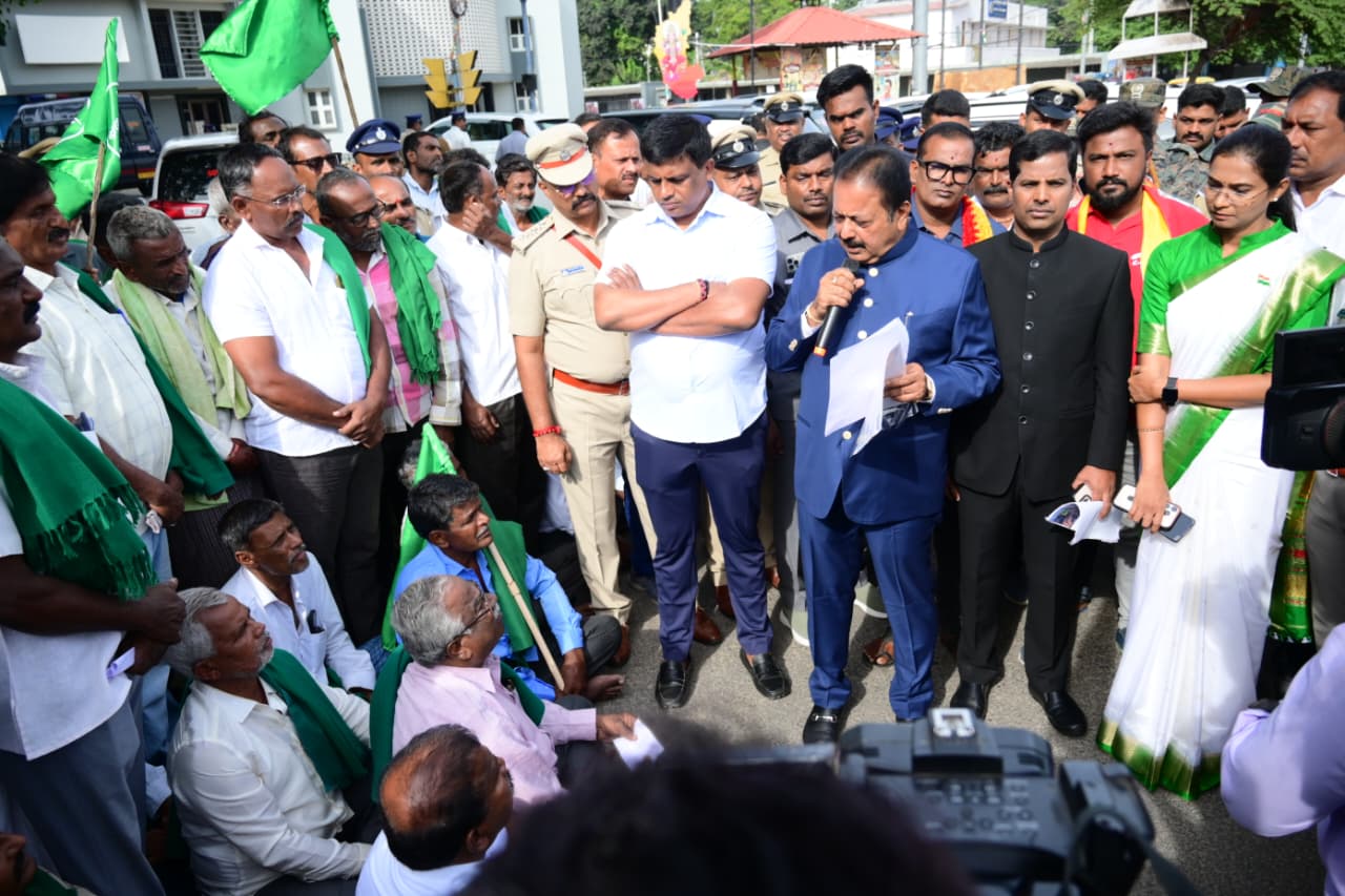 ತಮಿಳುನಾಡಿಗೆ ನೀರು ಬಿಡುಗಡೆ ವಿರೋಧಿಸಿ ಮಂಡ್ಯದಲ್ಲಿ ರೈತರ ಪ್ರತಿಭಟನೆ: “ಸ್ಥಳಕ್ಕೆ ಆಗಮಿಸಿದ ಸಚಿವ ಚಲುವರಾಯಸ್ವಾಮಿ – ‘ನಿಮ್ಮ ಬೇಡಿಕೆ ಶೀಘ್ರ ಪರಿಹರಿಸುವ ಭರವಸೆ’