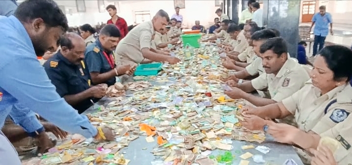 ದಕ್ಷಿಣ ಕಾಶಿ ಶ್ರೀಕಂಠೇಶ್ವರ ದೇವಾಲಯದಲ್ಲಿ ಹುಂಡಿ ಎಣಿಕೆ 99 ಲಕ್ಷ ಸಂಗ್ರಹ