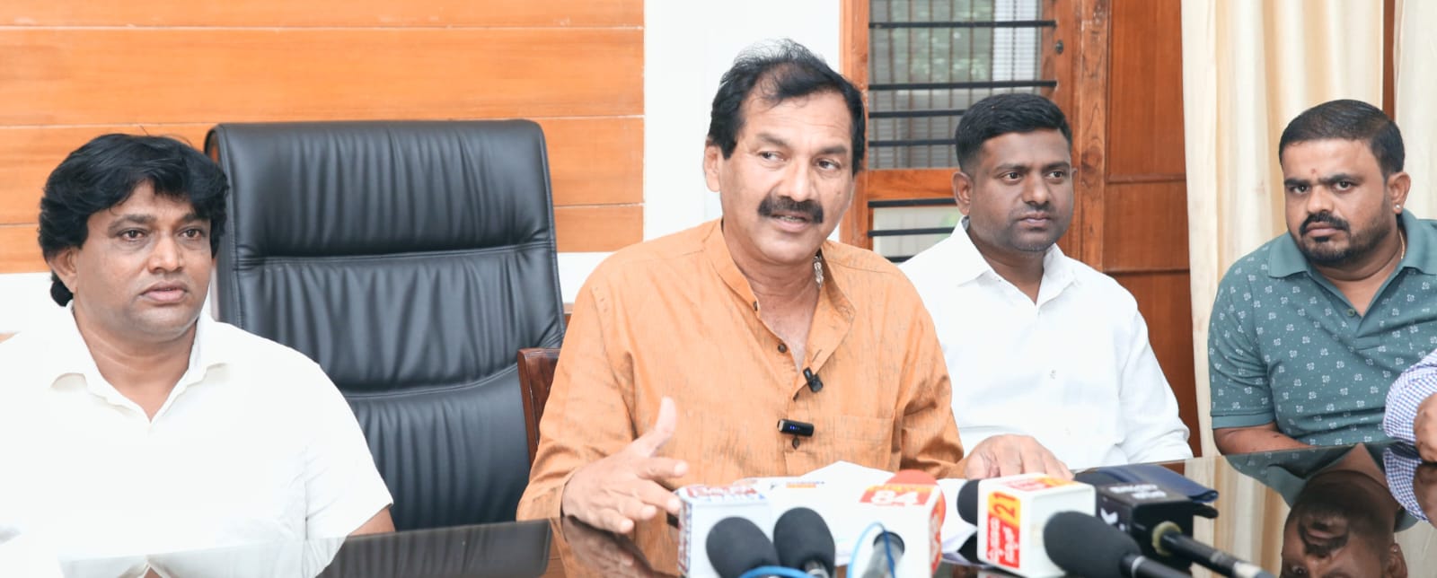 ಪಾದಚಾರಿ ಮಾರ್ಗ ತೆರವಿಗೆ ಆದೇಶಿದ್ದು ಯಾರು: ಎಂ ಲಕ್ಷ್ಮಣ್‌ ಪ್ರಶ್ನೆ