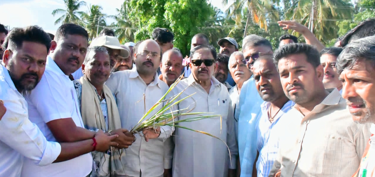 ಬರ ಪರಿಶೀಲನೆ ಅನ್ನದಾತರಿಂದ ಮಾಹಿತಿ ಪಡೆದ ಡಿಸಿಎಂ ಡಾ ಜಿ ಪರಮೇಶ್ವರ್