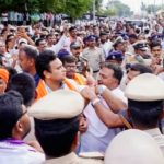 ಪೊಲೀಸ್ ಇನ್ಸ್‌ಪೆಕ್ಟರ್ ಧನಂಜಯ ಗಣೇಶೋತ್ಸವ ಆಚರಣೆಗೆ ತೀವ್ರ ಷರತ್ತು ಹಾಗೂ ನಿಬಂಧನೆಗಳನ್ನು ಹಾಕುವುದರ ಜೊತೆಗೆ ಯುವಕರಿಗೆ ಬೆದರಿಕೆ