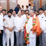 ಮಾಜಿ ಸಿಎಂ ಸಿದ್ದರಾಮಯ್ಯನವರ ಆಶೀರ್ವಾದ ಪಡೆದ ನೂತನ ಜಿಲ್ಲಾ ಕಾಂಗ್ರೆಸ್ ಅಧ್ಯಕ್ಷ ಬೀರಿಹುಂಡಿ ಬಸವಣ್ಣ