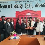 ಕರ್ನಾಟಕ ಕಾರ್ಯನಿರತ ಪತ್ರಕರ್ತರ ಧ್ವನಿ ಸಂಘದ ನೂತನ ಅಧ್ಯಕ್ಷ ತಾವರೆಕೆರೆ ವಿನೋದ್ ಅವರಿಗೆ ವಕೀಲರ ಸಂಘದಿಂದ ಸನ್ಮಾನ