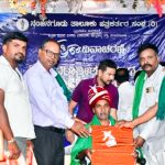 ಸುತ್ತೂರು ಮಠದ ಶ್ರೀ ಶಿವರಾತ್ರಿಶ್ವರ ಮಾಧ್ಯಮ ಪ್ರಶಸ್ತಿ ಪುರಸ್ಕೃತ  ಪತ್ರಕರ್ತ ಟಿಕೆ ಬಸವರಾಜು ರವರಿಗೆ ರೈತ ಸಂಘದಿಂದ ಸನ್ಮಾನ