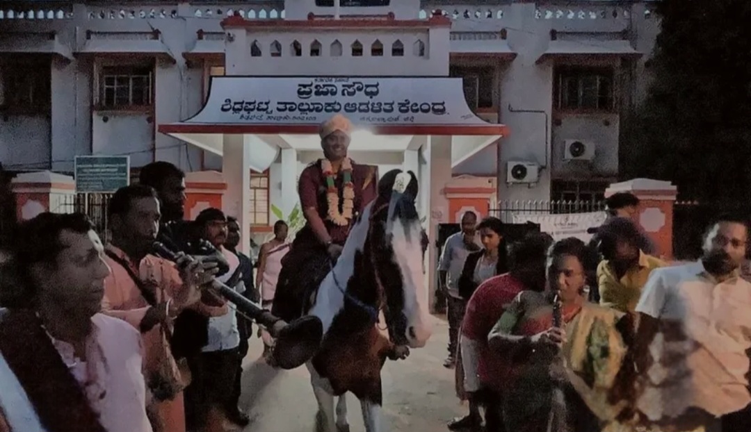 ವಿಜಯದಶಮಿ ಆಚರಣಾ ಪ್ರಯುಕ್ತ ಕುದುರೆ ಏರಿ ಬಂದ ತಹಶಿಲ್ದಾರ್ ಗಗನಸಿಂಧು